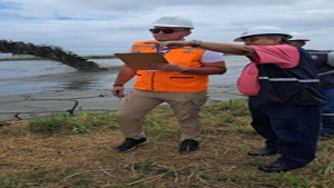 Asambleísta Samuel Célleri y Rafael Plaza Gerente General de APE recorriendo el Puerto de Esmeraldas