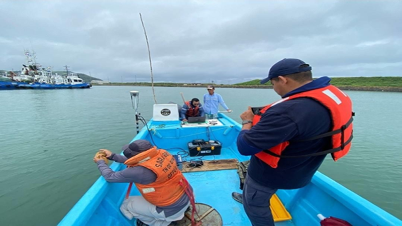 Personal del control de dragado y SERDRA haciendo el levantamiento de datos para una batimetría de verificación.