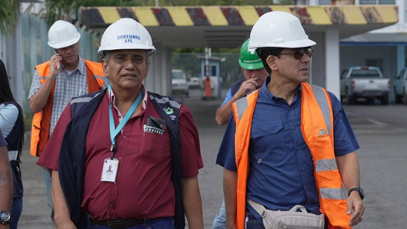 Ing. Rafael Plaza Perdomo, Gerente General de Autoridad Portuaria de Esmeraldas junto al Mgs. Camilo Ruíz, Viceministro de Gestión de Transporte