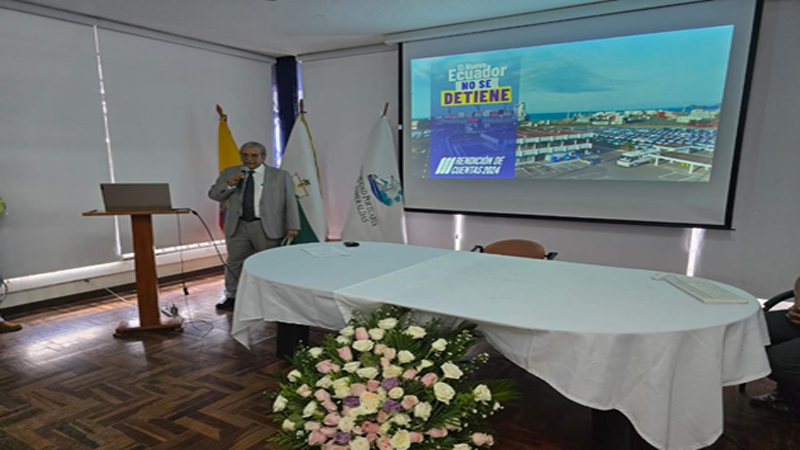 El Ing. Rafael plaza Perdomo, Gerente de Autoridad Portuaria de Esmeraldas, durante su presentación
