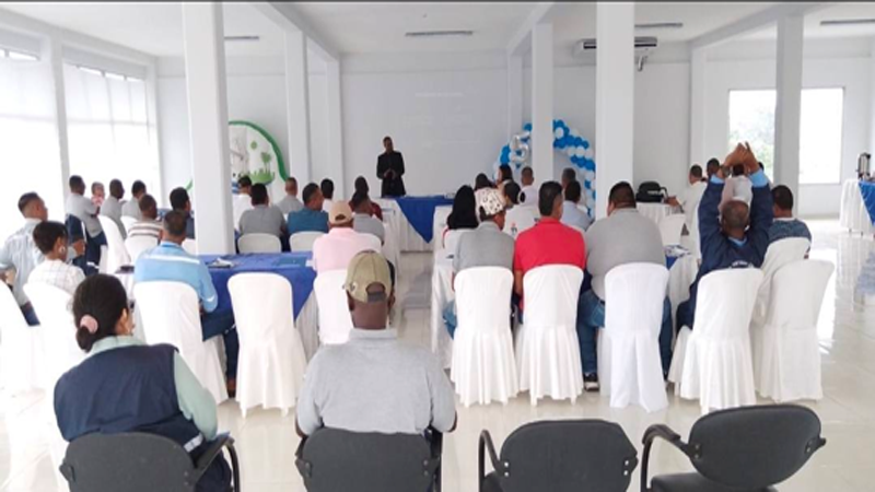 Personal de APE recibiendo capacitación